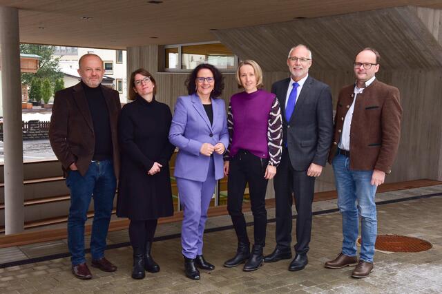 v.l. Martin Schönberger (Architekt), Carolin Schönberger (Architektin), Landesrätin Daniela Gutschi, Elisabeth Strobl (Schulleiterin VS St. Johann), Günther Mitterer (Bürgermeister St. Johann) und Erich Rieser (Stadtgemeinde St. Johann) | Foto: Land Salzburg / Franz Neumayr