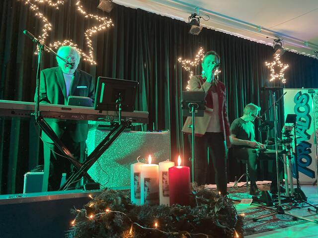 Das Weihnachtskonzert präsentierte festliche Klänge mit renommierten Solisten wie Anita Wagner aus dem Burgenland, ehemals Eurovision Song Contest-Teilnehmerin 1984, sowie Petra Böck, der allseits bekannten österreichischen Jodlerprinzessin und Schlagzeuger Sepp Pirstinger von den Tornados. 