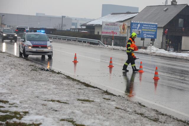 Nachdem ein Audi auf das Vorderfahrzeug auffuhr traten große Mengen Öl aus dem Fahrzeug aus und verunreinigten die Wiener Straße bei Marchtrenk. | Foto: laumat.at