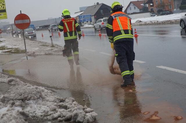 Nachdem ein Audi auf das Vorderfahrzeug auffuhr traten große Mengen Öl aus dem Fahrzeug aus und verunreinigten die Wiener Straße bei Marchtrenk. | Foto: laumat.at