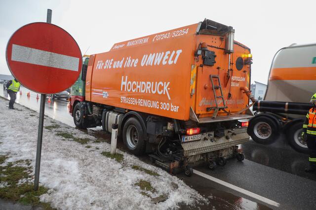 Nachdem ein Audi auf das Vorderfahrzeug auffuhr traten große Mengen Öl aus dem Fahrzeug aus und verunreinigten die Wiener Straße bei Marchtrenk. | Foto: laumat.at