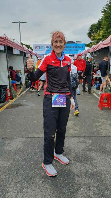 Leicht lädiert aber glücklich zeigte sich Ilse Fritz aus Frankenburg nach dem 24-Stunden-Lauf in Taipeh.  | Foto: Ilse Fritz/ Alois Schieber