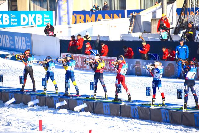 Am Schießstand: Verfolgungsrennen der Damen. | Foto: Ski Austria/Weigl