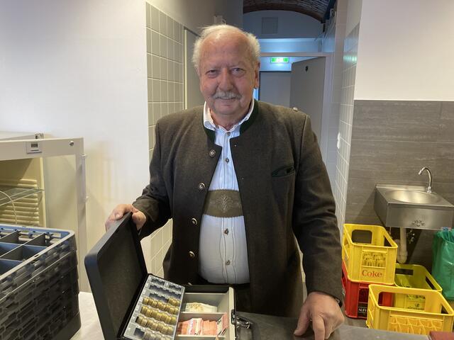 Der Bürgermeister aus Mellach, Hansi Wagner a.D., freut sich sichtlich über die volle Kassa