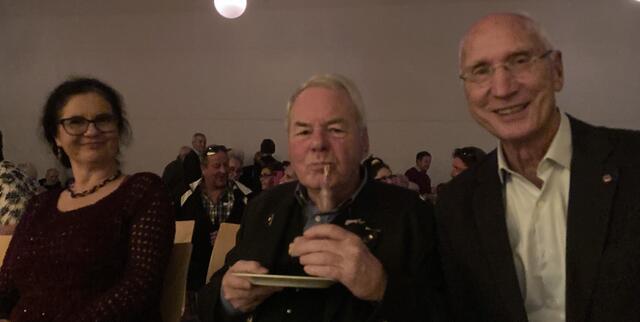 Im Bild Mitte: Heli Nebel, half als EINZIGER beim Abbau der Musikboxen etc. - "Da ist für viele noch Luft nach oben" - so meine Beobachtung!
Li. Christa Kappel, re. aussen Helmut Widmann