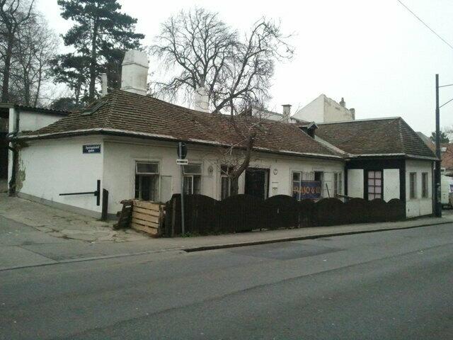 Grinzinger Strasse 77 - Das war das Biedermeier Wohnhäuschen der leitenden Angestellten der Kreindl'schen Ziegelei in Heiligenstadt - Vor der Barbarei des Neubaus (Bild unten). Steht uns so etwas wieder bevor?
