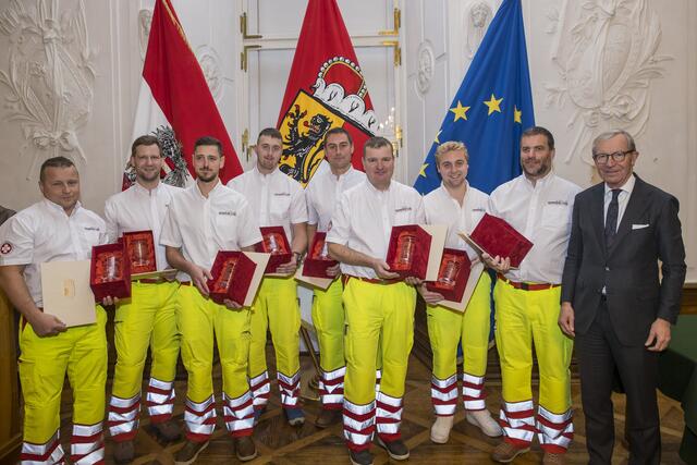 Lebensrettergruppe aus dem Pinzgau ausgezeichnet. Landeshauptmann Wilfried Haslauer bei der Überreichung des Ehrenbechers des Landes für Wasserretter an Florian Buzanich, David Ernst, David Griesser, Stephan Jäger, Michael Kling, Marcel Lemberger, Wolfgang Lemberger und Stefan Vierziger. | Foto: Land Salzburg/Neumayr/Leopold