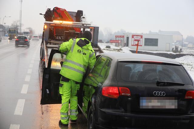 Nachdem ein Audi auf das Vorderfahrzeug auffuhr traten große Mengen Öl aus dem Fahrzeug aus und verunreinigten die Wiener Straße bei Marchtrenk. | Foto: laumat.at