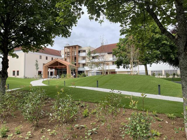 Der komplette Eingangsbereich sowie die Außenanlage des Finest FamilyHotels im Reiters Reserve wurde neu gestaltet. 