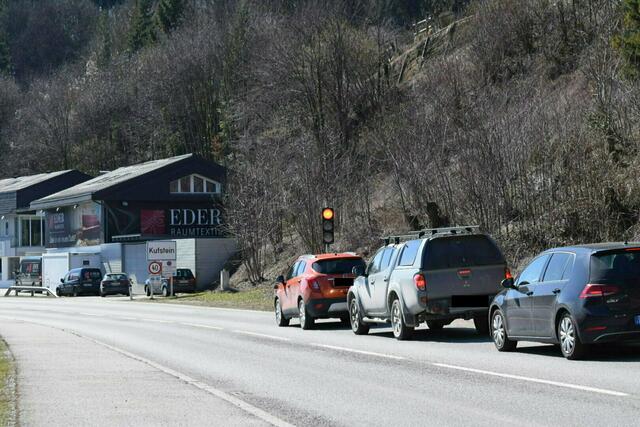 Das Land hat die Dosierampeln und Fahrverbote im Bezirk Kufstein reaktiviert. Sechs Dosierampeln warten auf Einsatz ab 23. Dezember 2023. | Foto: ZOOM.Tirol/BB Archiv