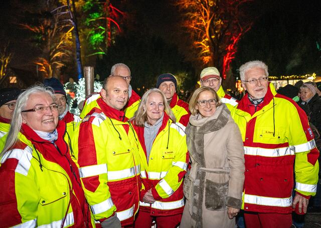 Landeshauptfrau Johanna Mikl-Leitner mit Kolleginnen und Kollegen der Wasserrettung St. Pölten bei „Weihnachten im Park“. | Foto: NLK Pfeiffer