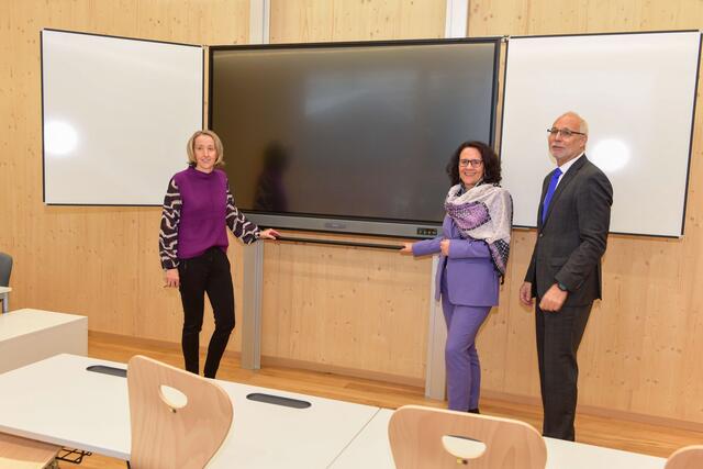 Elisabeth Strobl (Schulleiterin VS St. Johann), Landesrätin Daniela Gutschi und Günther Mitterer (Bürgermeister St. Johann) | Foto: Land Salzburg / Franz Neumayr