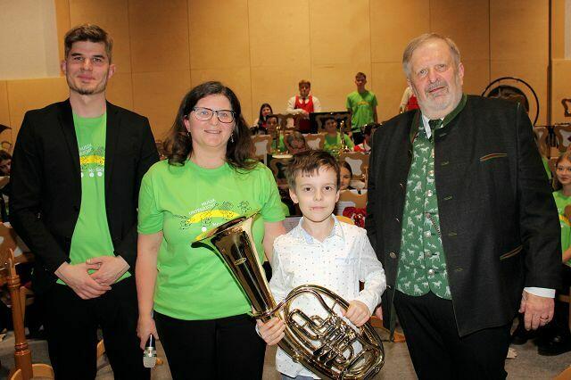 Die Orgl übergab ein Tenorhorn an Jan Zach. | Foto: Wutte