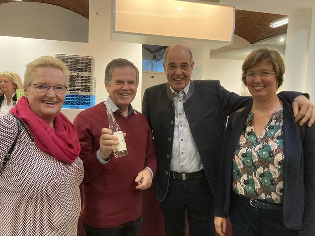 Altbürgermeister Karl Ziegler a.D., ist noch immer überall unterstützend dabei - li. im Bild "die Prassl`s", wer kennt sie nicht? re.: die Gattin des Bürgermeisters, Mag. Karin Michaelis/Pharmazeutin
