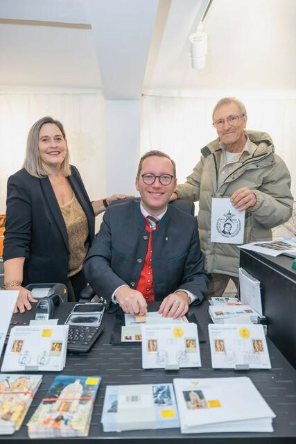 Von links: Martina Prinz, Philatelie Post AG, Georg Djundja, der Bürgermeister der Stadtgemeinde Oberndorf und Günther Veichtlbauer, Grafiker und Gestalter des Sonderstempel-Motivs bei der Erststempelung während der Eröffnung des Sonderpostamtes. | Foto: Bernhard Rieger