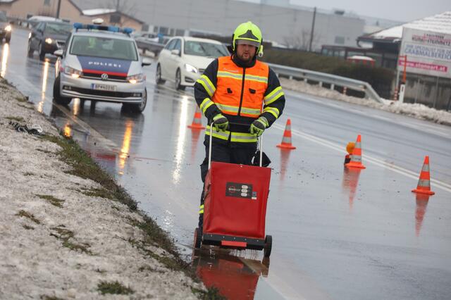 Nachdem ein Audi auf das Vorderfahrzeug auffuhr traten große Mengen Öl aus dem Fahrzeug aus und verunreinigten die Wiener Straße bei Marchtrenk. | Foto: laumat.at