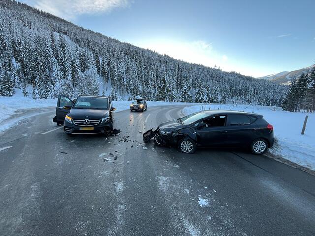 Die Unfallbeteiligten mussten in die Krankenhäuser Schwaz und Mittersill gebracht werden. | Foto: zoom.tirol
