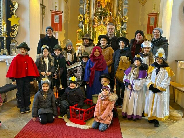 In Bach wurde der Advent heuer auf ganz besondere Art eingeläutet. Der Chornachwuchs konnte dabei sein stimmliches Können zeigen. | Foto: Karl Pölz