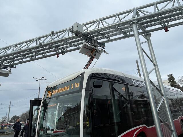 Die Busse verfügen über einen eigenen Stromabnehmer, welcher in das Gegenstück der Schnellladestation eingeführt werden kann. | Foto: Johannes Reiterits/RMW