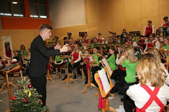 Bernhard Plos leitete die ganz jungen Musikerinnen und Musiker mit Bravour. | Foto: Wutte
