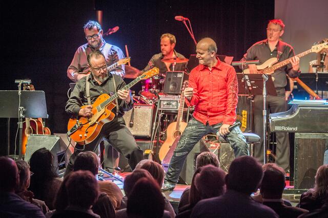 Ob Rock’n’Roll oder Wienerlied: Andy Lee Lang begeistert sein Publikum. | Foto: Johannes Ehn