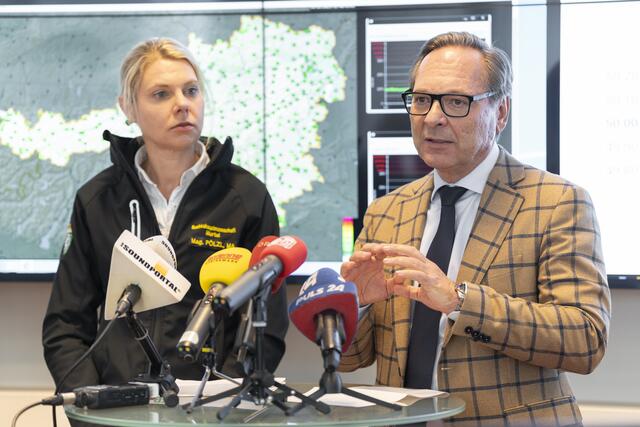 Bezirkshauptfrau Nina Pölzl mit Katastrophenreferent Harald Eitner. | Foto: Land Stmk/Binder