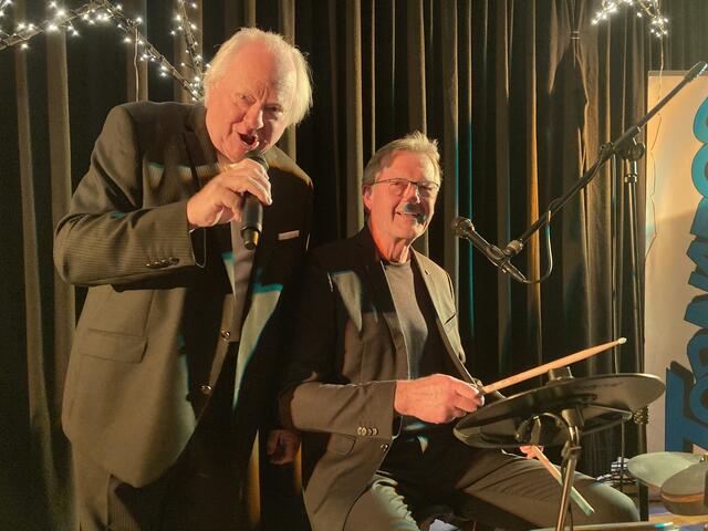 Stefan Kurzmann mit Schlagzeuger Sepp Pirstinger von den Tornados - auch die ehemaligen "Tornados-Musiker" waren alle anwesend.