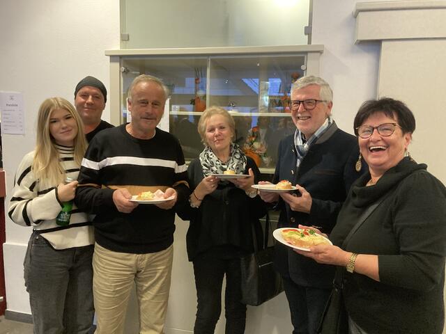 Na schau: Heli Moder mit Sohn Mario dahinter und seiner Enkelin ganz li. ist sichtlich stolz darauf, 
re.: Ingeborg und Karl Hütter - feiern immer sehr ausgiebig - Brigitte T.  freut`s auch!