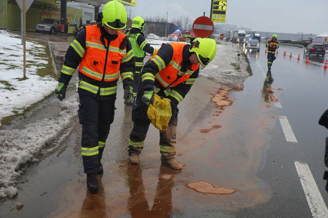 Nachdem ein Audi auf das Vorderfahrzeug auffuhr traten große Mengen Öl aus dem Fahrzeug aus und verunreinigten die Wiener Straße bei Marchtrenk. | Foto: laumat.at