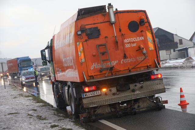 Nachdem ein Audi auf das Vorderfahrzeug auffuhr traten große Mengen Öl aus dem Fahrzeug aus und verunreinigten die Wiener Straße bei Marchtrenk. | Foto: laumat.at