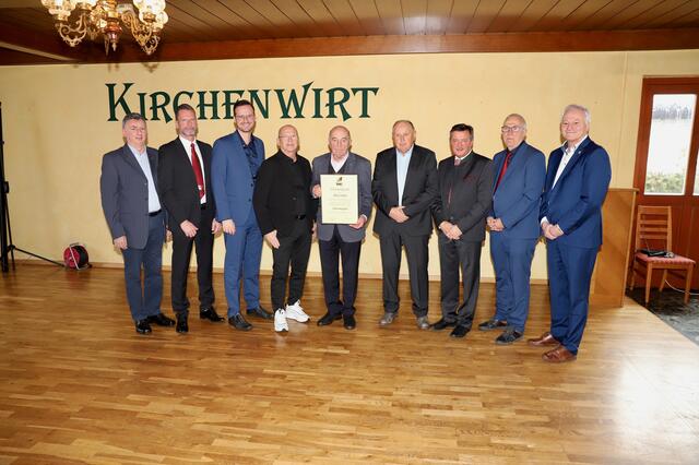 Alfred Hofer wurde zum Ehrenmitglied des  Steirischen Schiedsrichterkollegiums ernannt. | Foto: Alfred Mayer