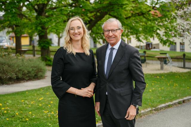 Die Bürgermeisterkandidatin Carola Schößwender (links) und Landeshauptmann Wilfried Haslauer. | Foto: Manuel Horn / Salzburger Volkspartei