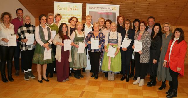 Die ausgebildeten Hospizbegleiterinnen mit dem Zertifikat. | Foto: FamiliJa