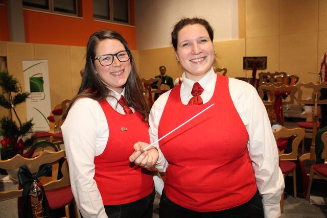 Die beiden Orchesterleiterinnen Tamara Ott und Beate Pitscheneder | Foto: Wutte
