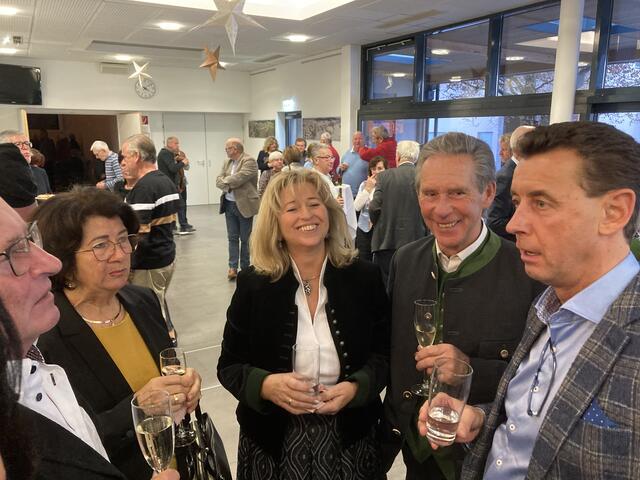 Im Bild Mitte das Brauchtumsehepaar von "einst und jetzt", Monika und Günther Joham sorgten für den Prosecco-Umsatz