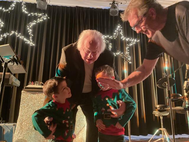 Zum Schlussl hatten die Enkelkinder von Stefan Kurzmann (Leo und Jan) ihren ersten Bühnenauftritt – Opa Stefan bekam glänzende Augen und musste so manche Träne verhalten. 