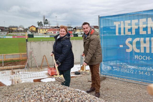Beim Spatenstich für die neue Sportanlage in Lamprechtshausen. Im Bild: Landesrat Martin Zauner  und die Bürgermeisterin von Lamprechtshausen Andrea Pabinger. | Foto: Land Salzburg/Franz Neumayr
