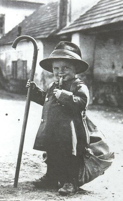 Otto Ernst spielt als Kleinkind seinen Pfeife rauchenden Großvater. | Foto: Archiv