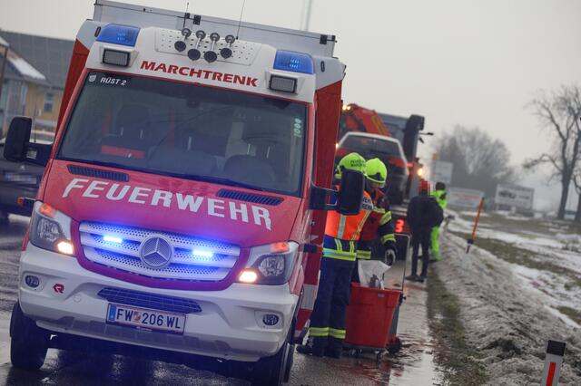 Nachdem ein Audi auf das Vorderfahrzeug auffuhr traten große Mengen Öl aus dem Fahrzeug aus und verunreinigten die Wiener Straße bei Marchtrenk. | Foto: laumat.at