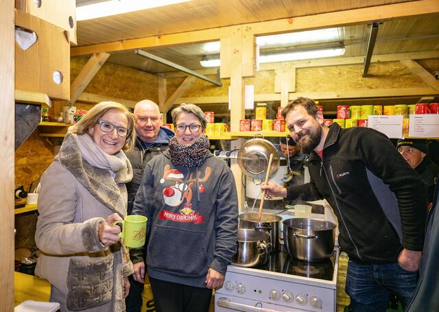 Am Freitag und Samstag durften sich die Gäste bei „Weihnachten im Park“ in St. Pölten auf zahlreiche Schmankerl, Punsch & Glühwein und gute Musik freuen – der Reinerlös des Weihnachtsmarktes kommt der Freiwilligen Feuerwehr zugute.
Fotocredits: NLK Pfeffer | Foto: NLK Pfeiffer