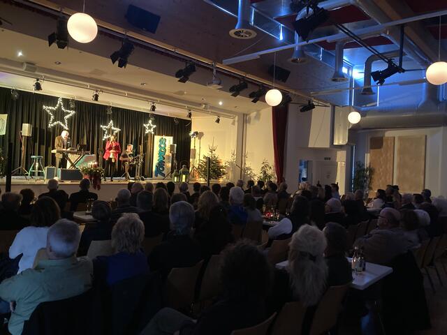 Anita Wagner im Bild Mitte in rot - klare und starke Stimme