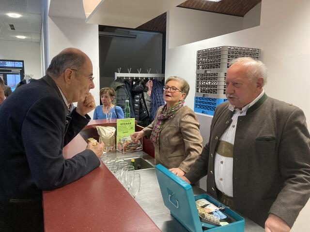 Erfahrungsaustausch zwischen den beiden Altbürgermeistern a. D., Karl Ziegler und Johann Wagner- Im Bild Mitte: Herta Wagner, hilft Immer fleissig mit.