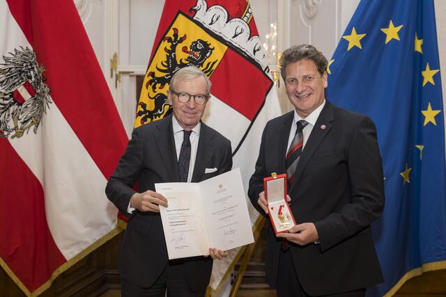 Ehrungsfestakt in der Salzburger Residenz. Im Bild: Landeshauptmann Wilfried Haslauer bei der Überreichung des Goldenen Verdienstzeichens der Republik an Peter Obermüller. | Foto: Land Salzburg/Neumayr/Leopold
