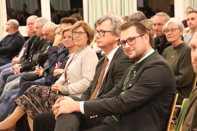 Mit Bgm. Matthias Pokorn, BH Andreas Weitlaner und Vzbgm. Ingrid Baumhackl gaben auch Kalsdorfs GR Sabine Jakubzig und Seiersberg-Pirks Bgm. Werner Baumann dem Kindergemeinderat die Ehre.  | Foto: Edith Ertl