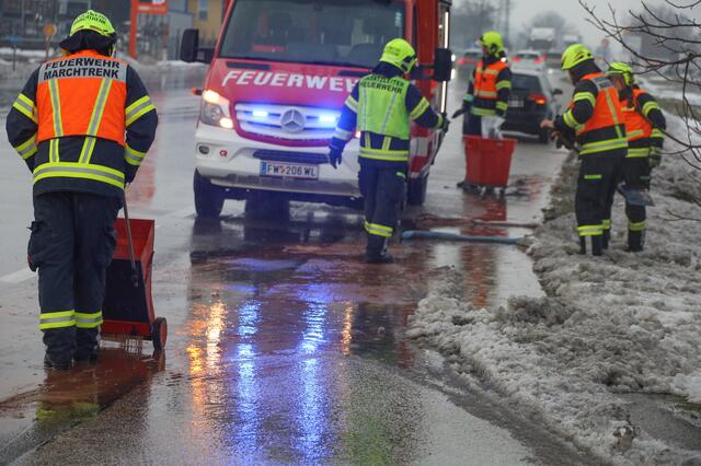 Nachdem ein Audi auf das Vorderfahrzeug auffuhr traten große Mengen Öl aus dem Fahrzeug aus und verunreinigten die Wiener Straße bei Marchtrenk. | Foto: laumat.at