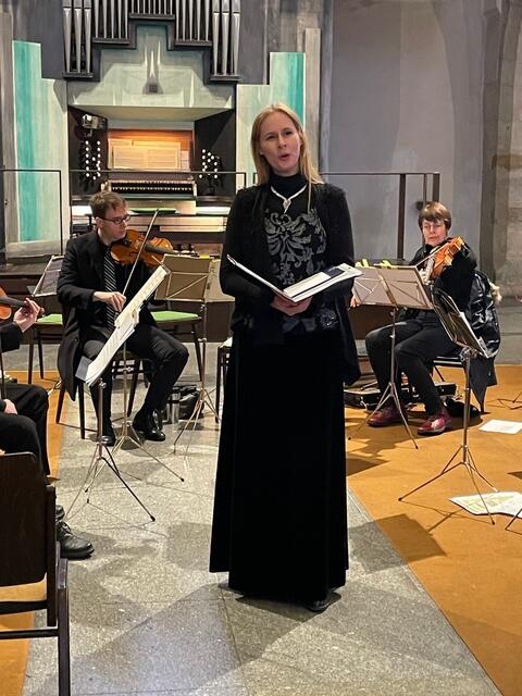 "Vom Dunkel ins Licht" lautete das Motto des Ennser Kammerorchesters beim diesjährigen Adventkonzert in der Lorcher Basilika in Enns.  | Foto: Christine Lindorfer