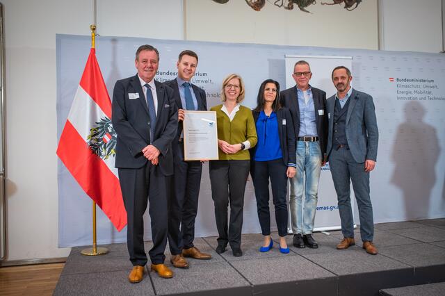 Ehrung: Hans Günther Winkler (Geschäftsführer), Nicolas Winker (Assistent der Geschäftsführung), Bundesministerin Leonore Gewessler, Manuela Hopfgartner (Compliance Officer), Arno Kathollnig (Umwelt Management Beauftragter), Martin Eder (Prokurist) | Foto: Bodner Media
