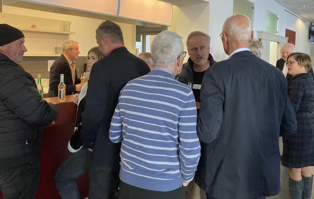 Noch schnell einen Prosecco vor Beginn der Veranstaltung