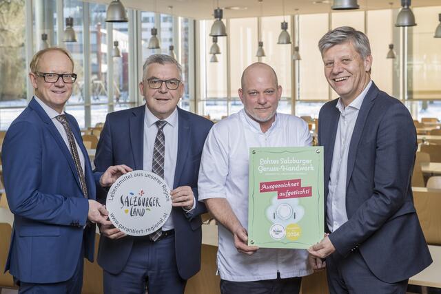 Im Bild v.l.: Herwig Struber, Vorstand der Salzburg AG, Landesrat Josef Schwaiger, Gert Greier, Küchenchef und Josef Resch, Salzburg AG bei der Überreichung des SalzburgerLand-Herkunftszertifikats an die Salzburg AG. | Foto: Salzburg AG/Neumayr/Leopold