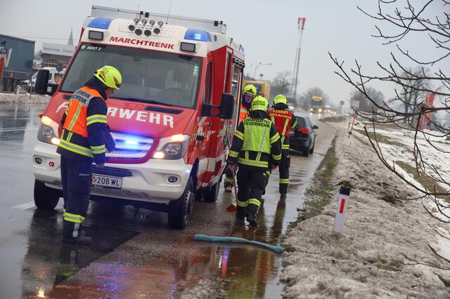 Nachdem ein Audi auf das Vorderfahrzeug auffuhr traten große Mengen Öl aus dem Fahrzeug aus und verunreinigten die Wiener Straße bei Marchtrenk. | Foto: laumat.at